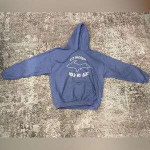 Women’s Sweatshirt with a coozie built in size XL

Smoke free, pet friendly home